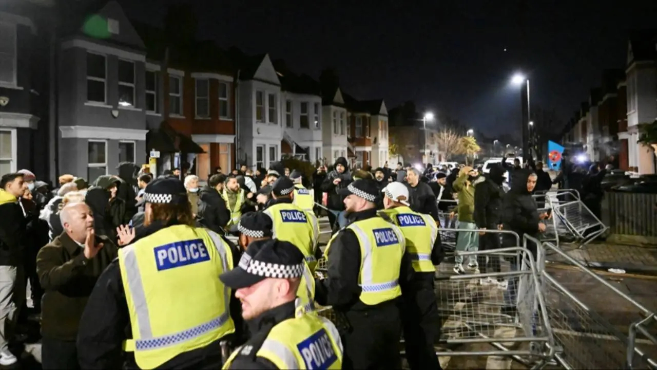 Terör örgütü PKK yandaşları Londra'da polise saldırdı