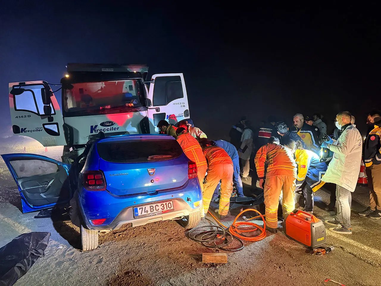 Bartın’da kamyon ile otomobil çarpıştı: 5 genç öldü