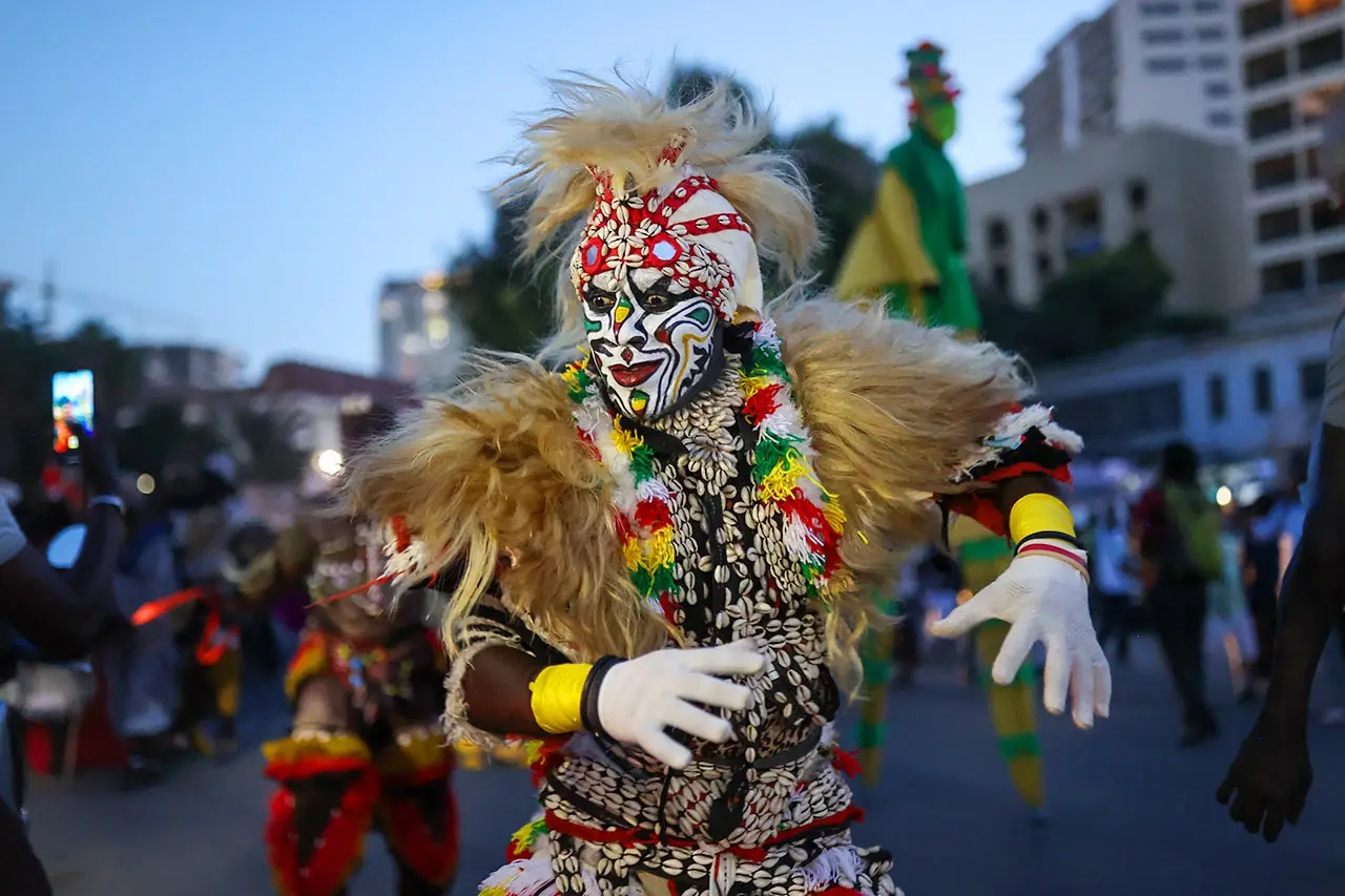 Renkli görüntüleriyle Dakar Karnavalı korteji