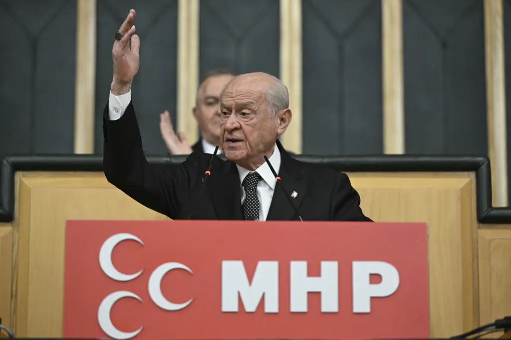 Bahçeli'nin yüzüğündeki Fetih Suresi detayı dikkat çekti