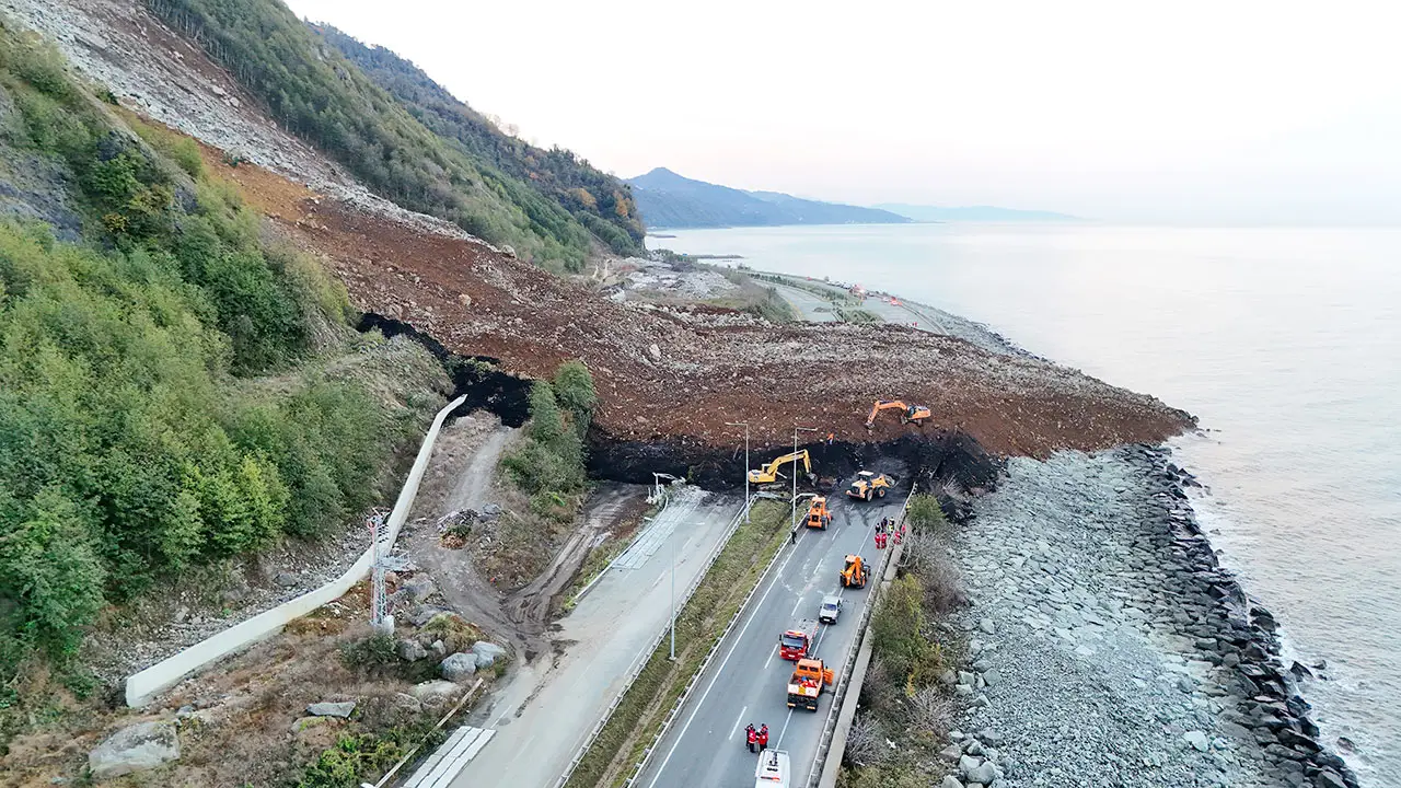 Artvin’de heyelan: Karadeniz Sahil Yolu kapandı