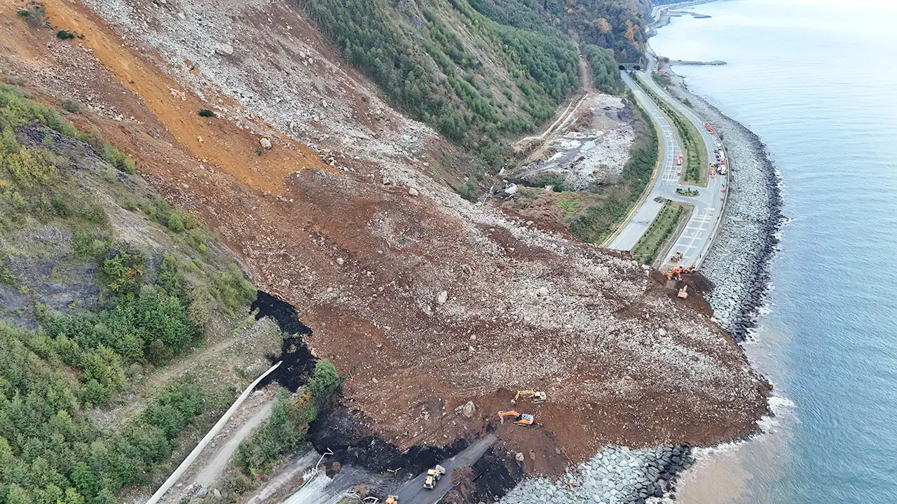 Artvin’de heyelan sonrası çalışmalar sürüyor