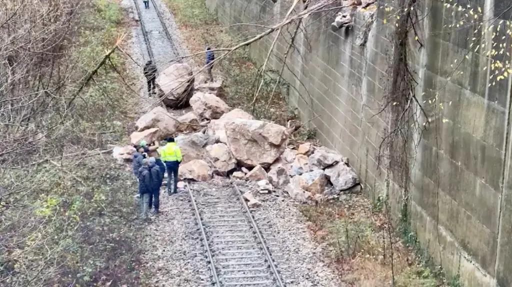 Karabük’te demir yolu heyelan nedeniyle kapandı