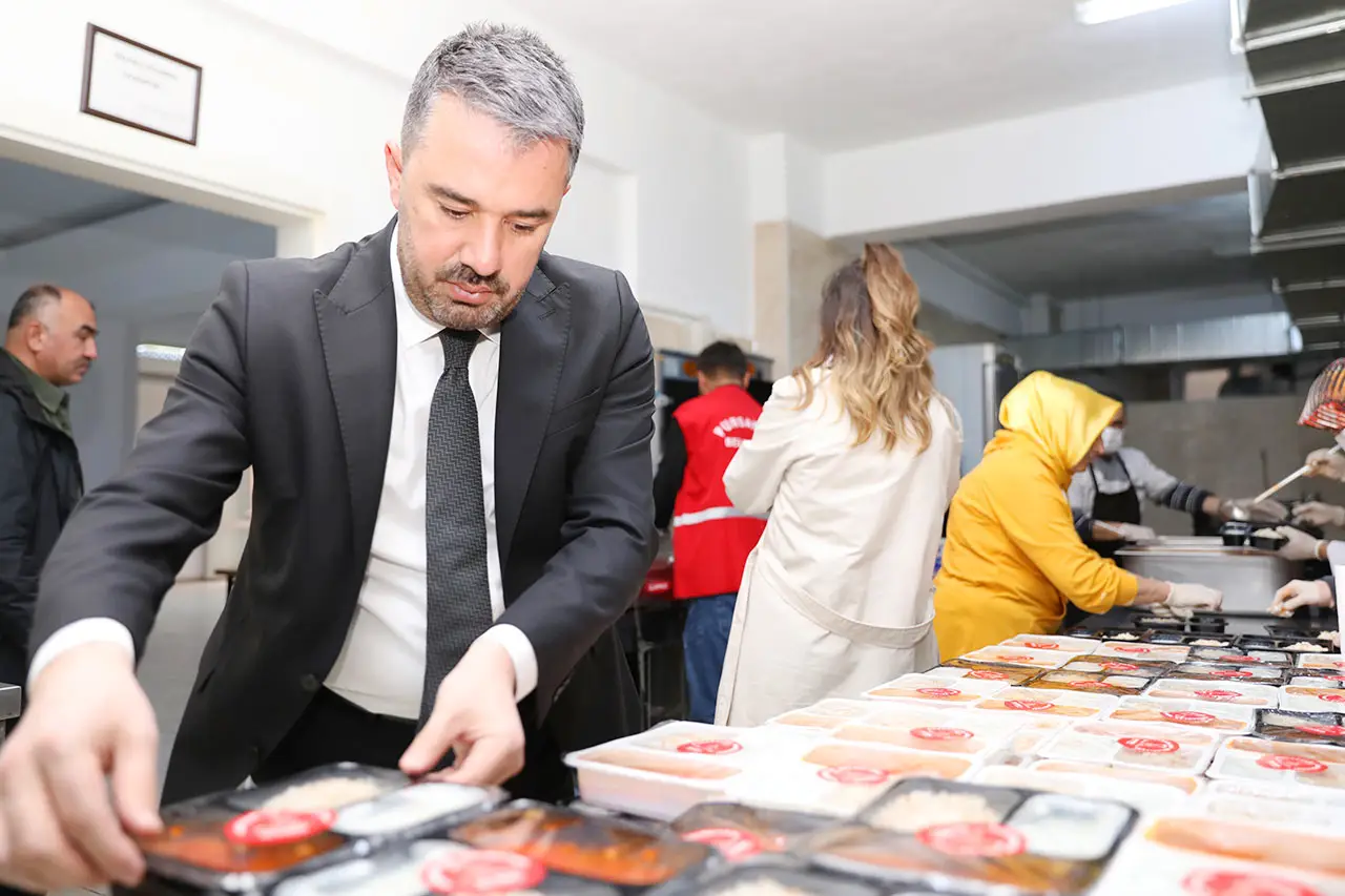 Pursaklar’da aşevi ile kimsesizlere sıcak yemek ulaştırılıyor