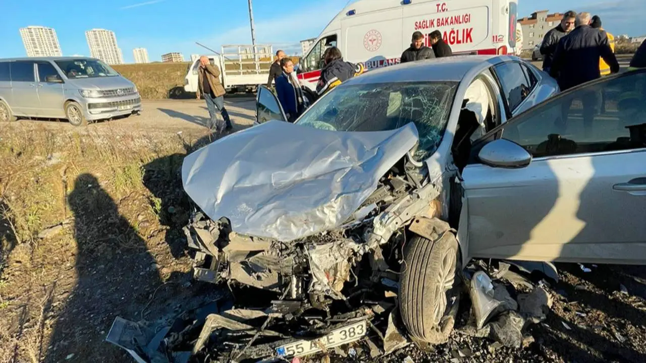 Samsun'da öğrenci servisi ile otomobil çarpıştı: Çok sayıda yaralı var