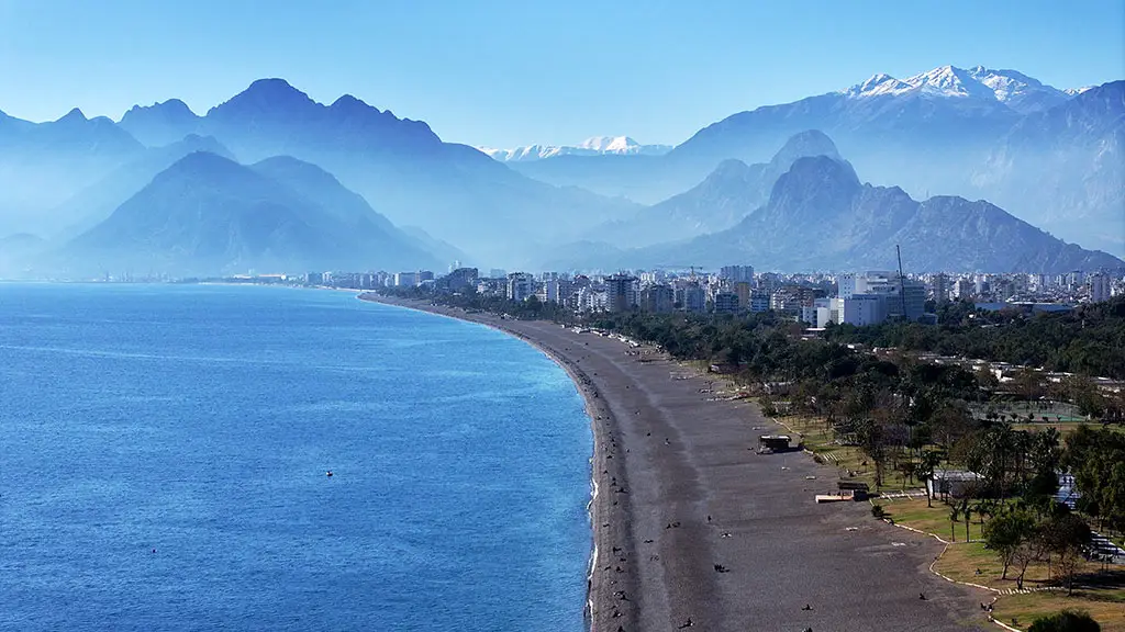 Antalya'da yaz etkisini sürdürüyor: Güneşi fırsat bilip denize koştular!