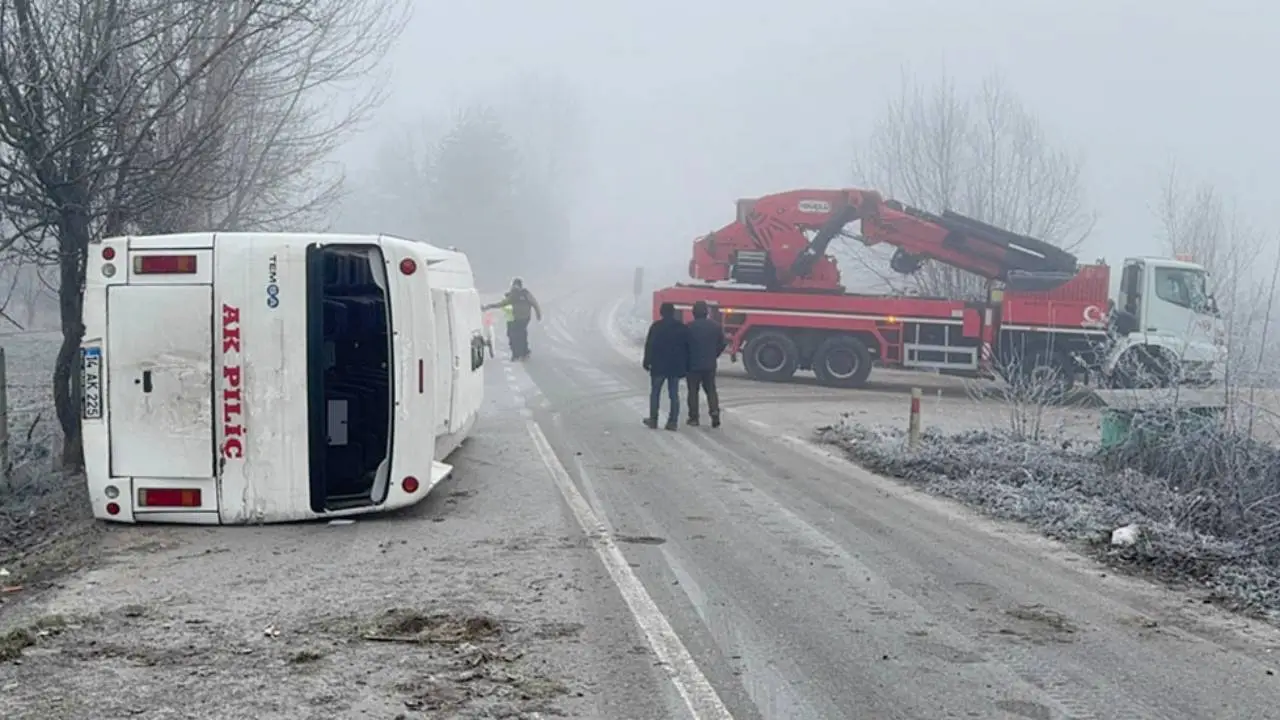 Bolu'da servis midibüsü devrildi: 9 yaralı