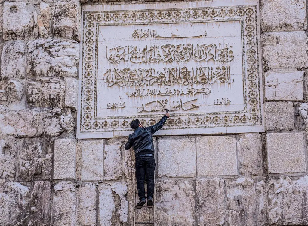 Emevi Camii'nde Esed döneminden eser kalmadı! Çekiçle kazıdılar!