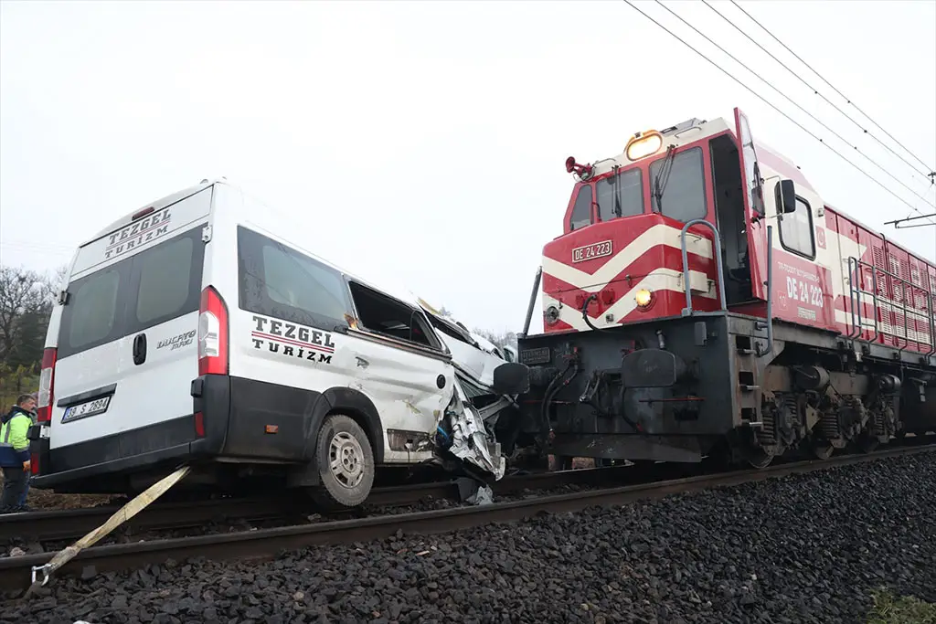 Kırklareli'nde tren servis minibüsüne çarptı: 2 yaralı