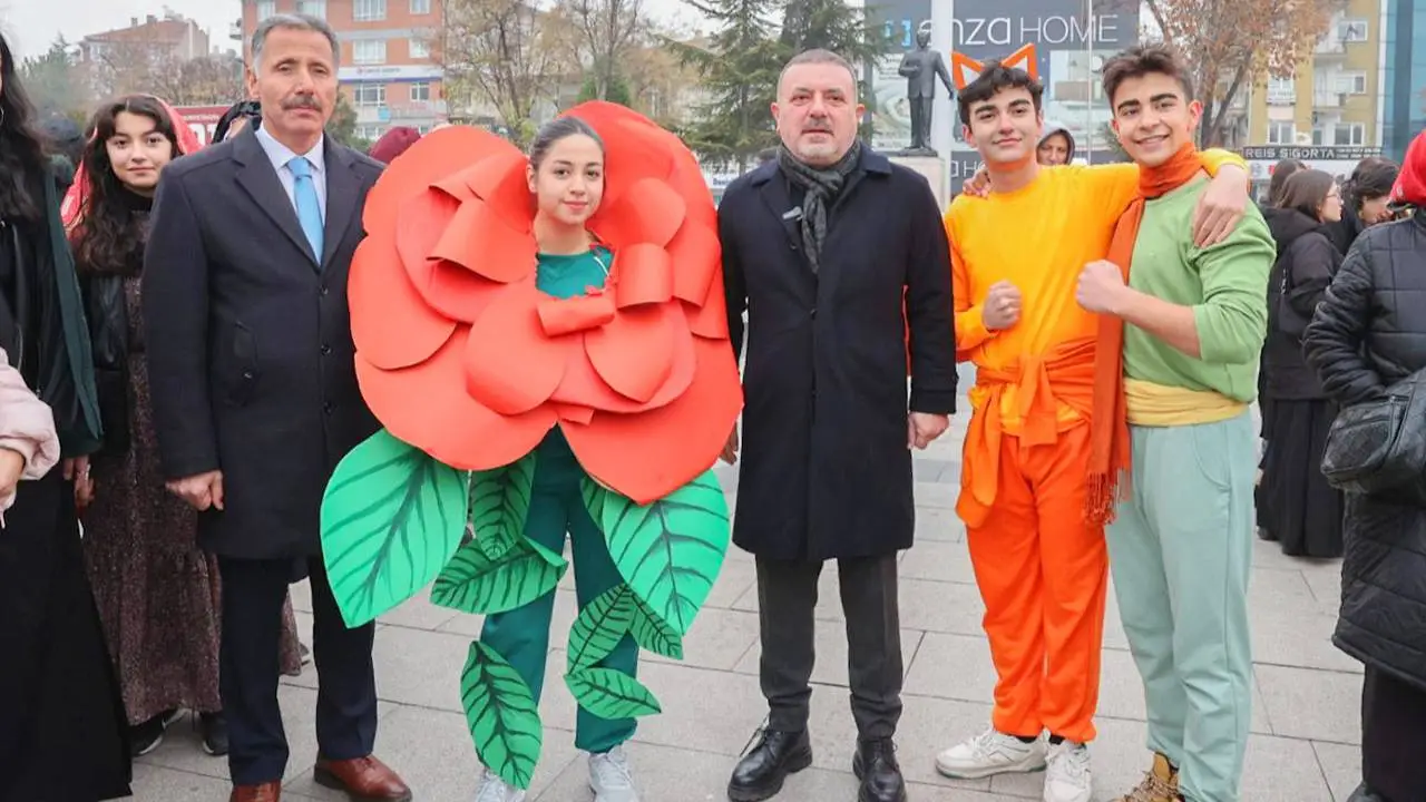 270 öğrenci Sincan’da roman kahramanlarını canlandırdı