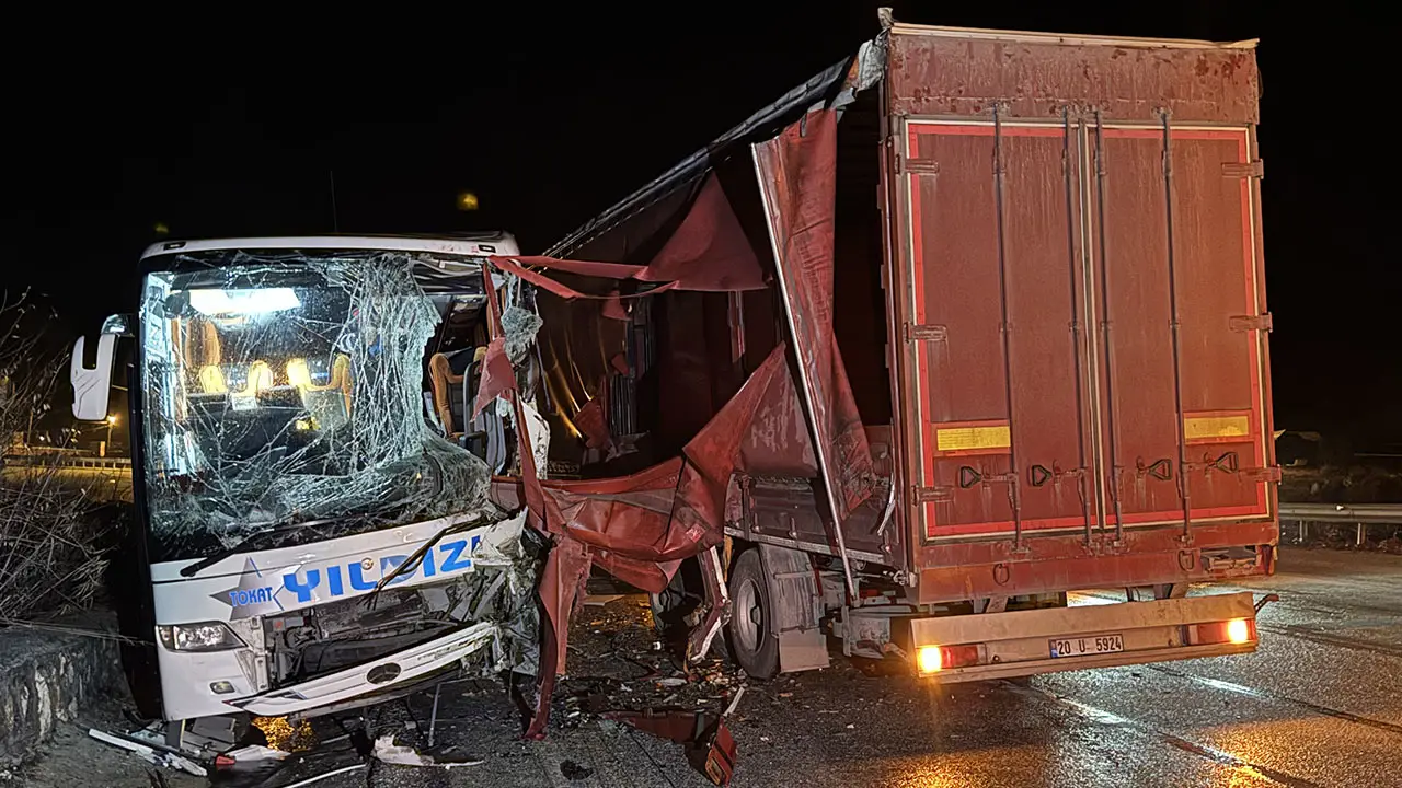 Afyonkarahisar'da yolcu otobüsü ile tır çarpıştı: 18 yaralı