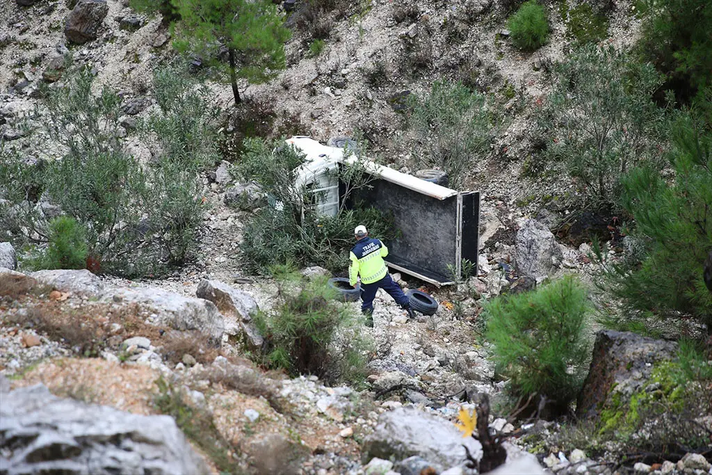 Kamyonet uçuruma yuvarlandı: 9 yaşındaki çocuk öldü