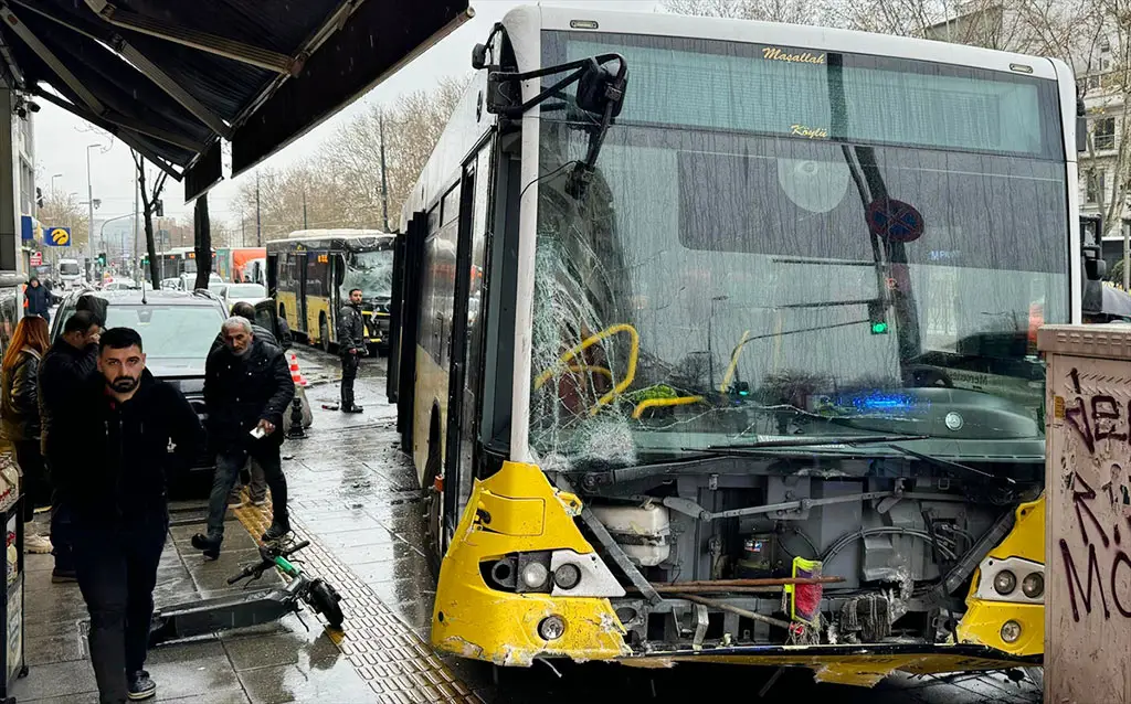 İstanbul'da 2 İETT otobüsü birbirine girdi!