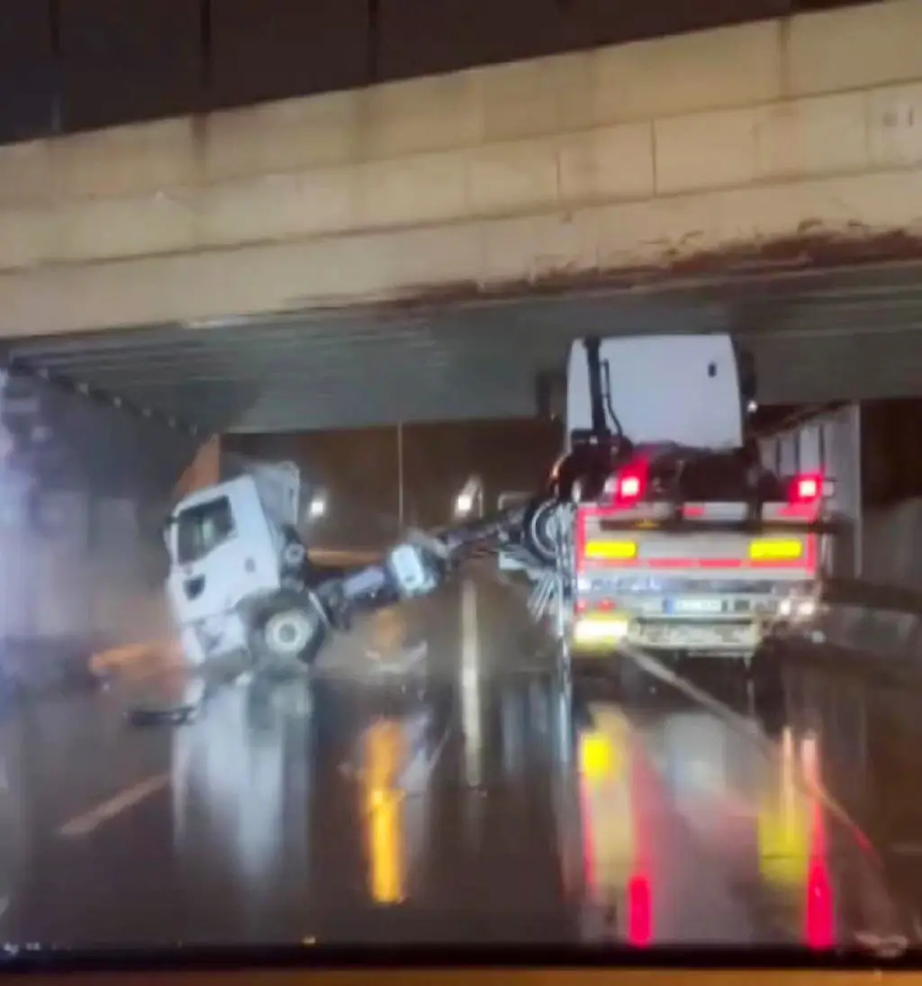 TIR üst geçide çarptı, üstünde kamyon yola savruldu