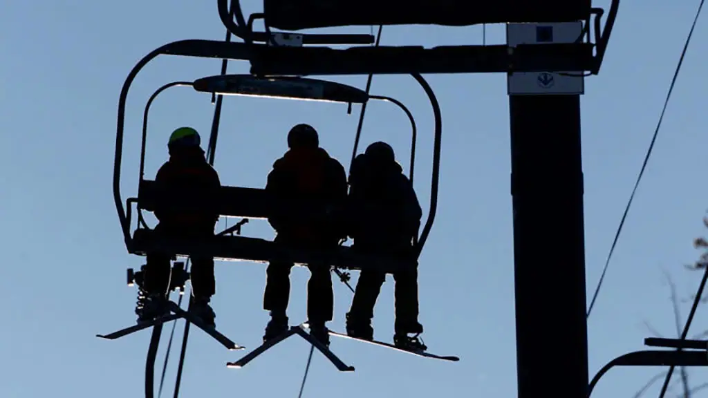 Arızalanan teleferikte kayakçılar mahsur kaldı