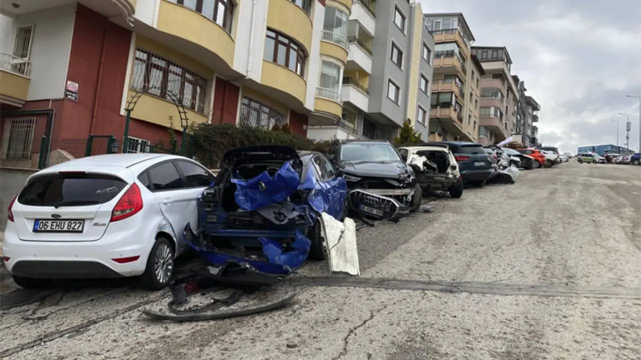 Ankara'da feci kaza: Kamyonet 11 araca çarptı, devrilerek durdu!