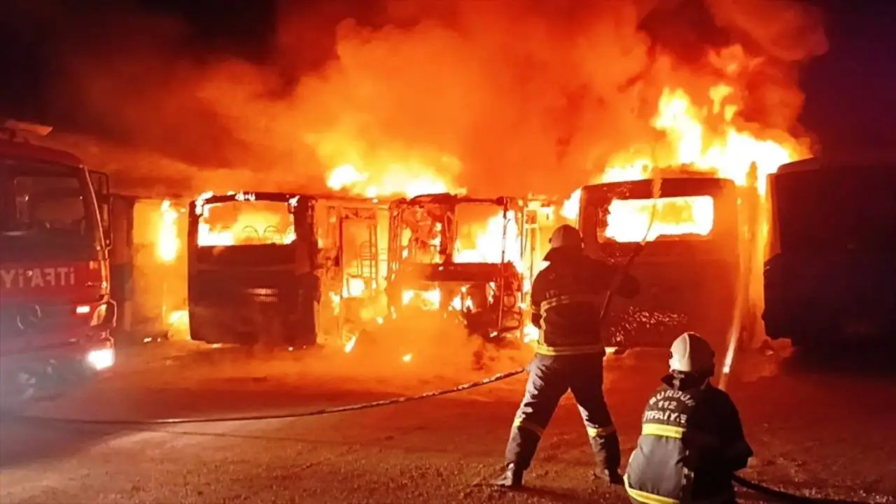 Hareketli saatler... 6 özel halk otobüsü alevlere teslim oldu...