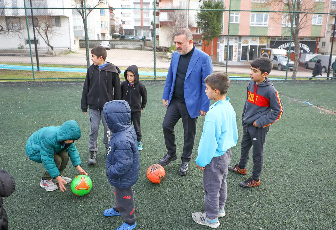 Sincan Belediye Başkanı Murat Ercan, çocuklarla birlikte futbol oynadı