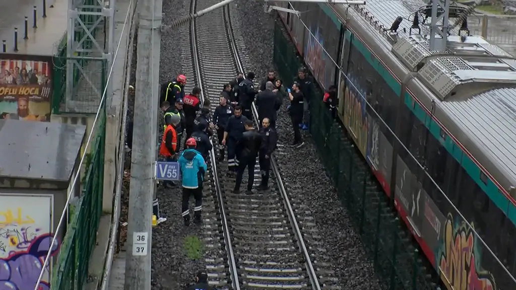 Marmaray'da bir kişi raylara atlayarak intihar etti