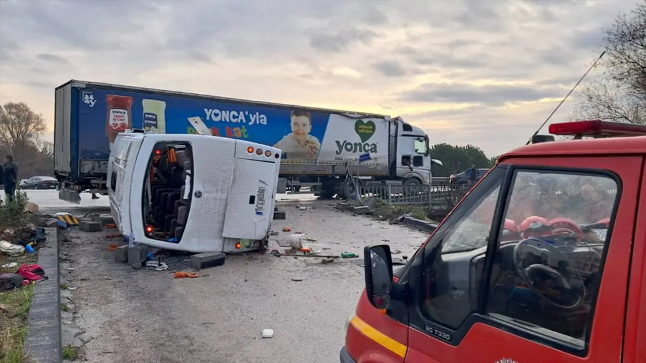 Balıkesir’de okul servisi ile tırın çarpışma anı güvenlik kamerasında