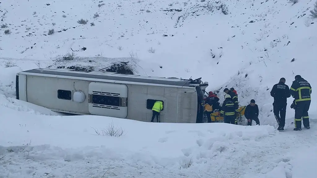 Erzincan'da yolcu otobüsü devrildi! Validen flaş açıklama!