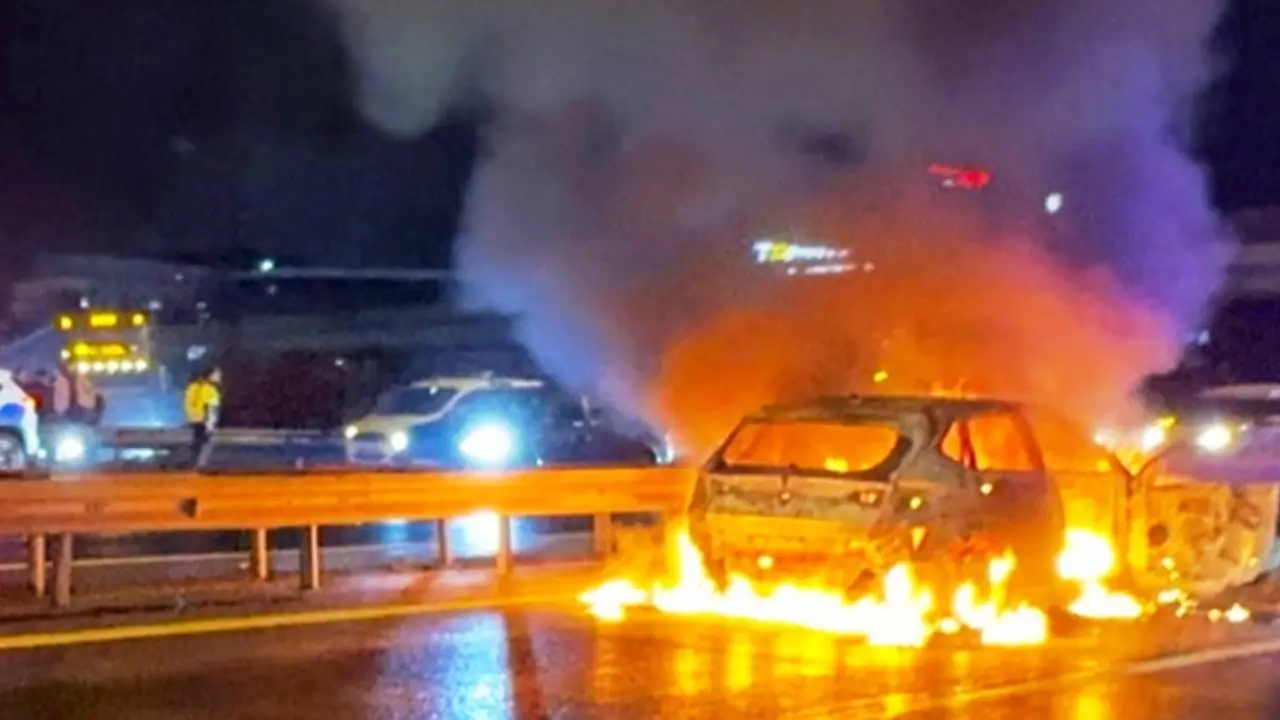 Seyir halindeki araç alev alev yandı... Görüntüler İstanbul'dan...