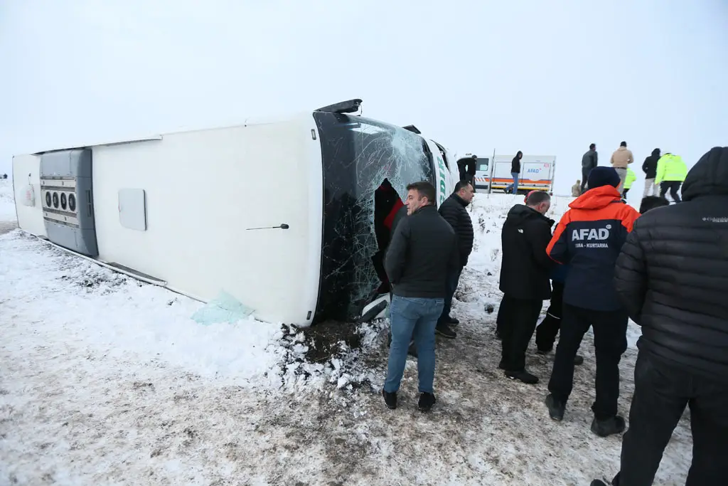 Kars'ta yolcu otobüsü devrildi: 20'den fazla yaralı var!