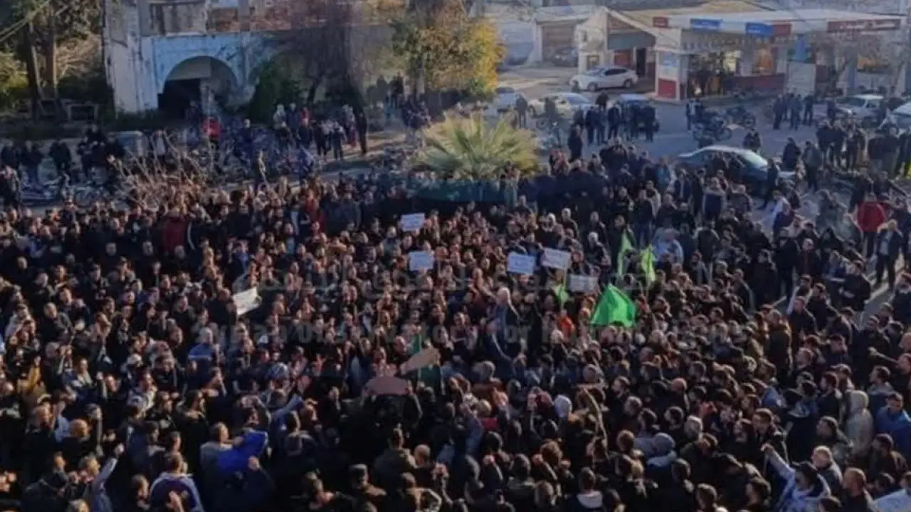 Sünni ve Aleviler, İran'a karşı birleşti! ''Defol'' sesleri yükseldi