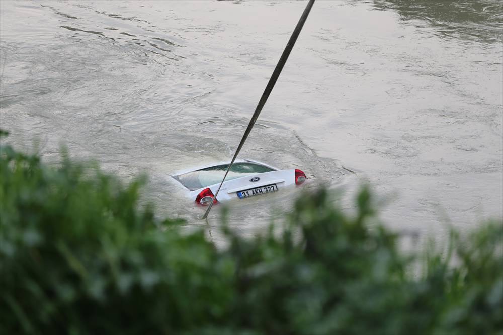 Asi Nehri'ne araç uçtu: 1 ölü