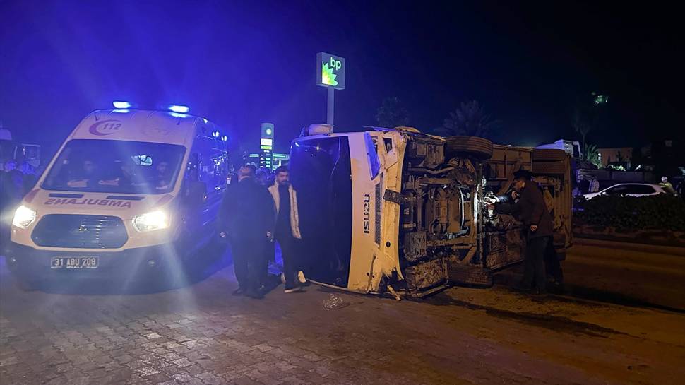 Hatay'da midibüs devrildi: 11 polis yaralı