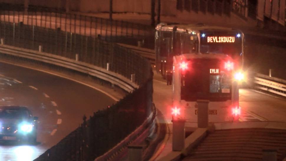 Metrobüs şoförüne başka metrobüs çarptı...