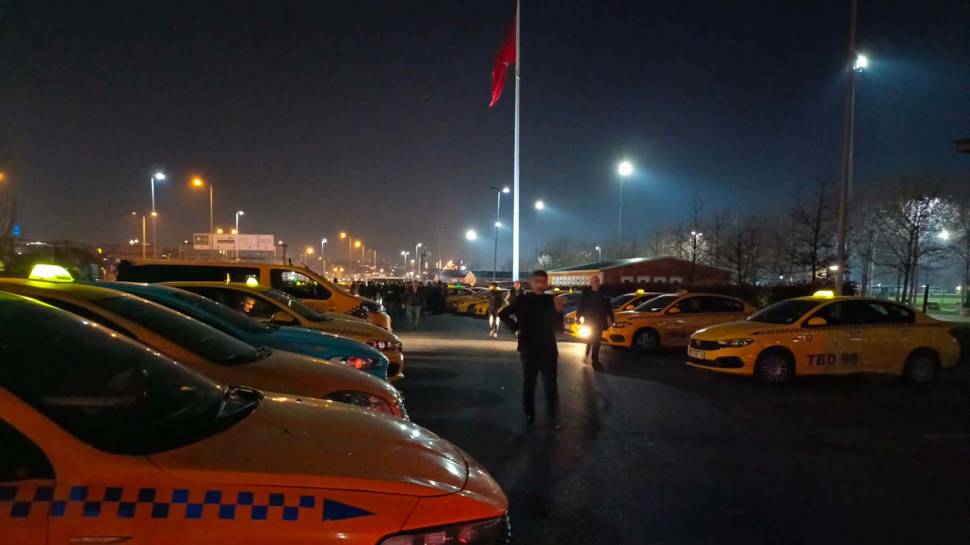 Taksiciler İzmir'de öldürülen meslektaşları için toplandı