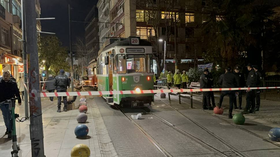 Torununu kurtaran kadın tramvayın altında hayatını kaybetti