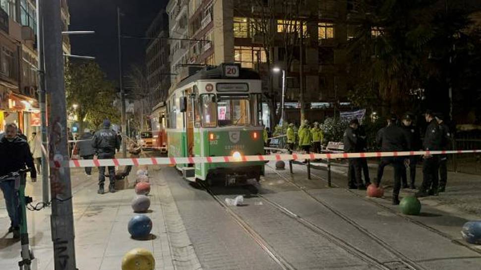 Torununu kurtaran kadın tramvayın altında kalarak can verdi