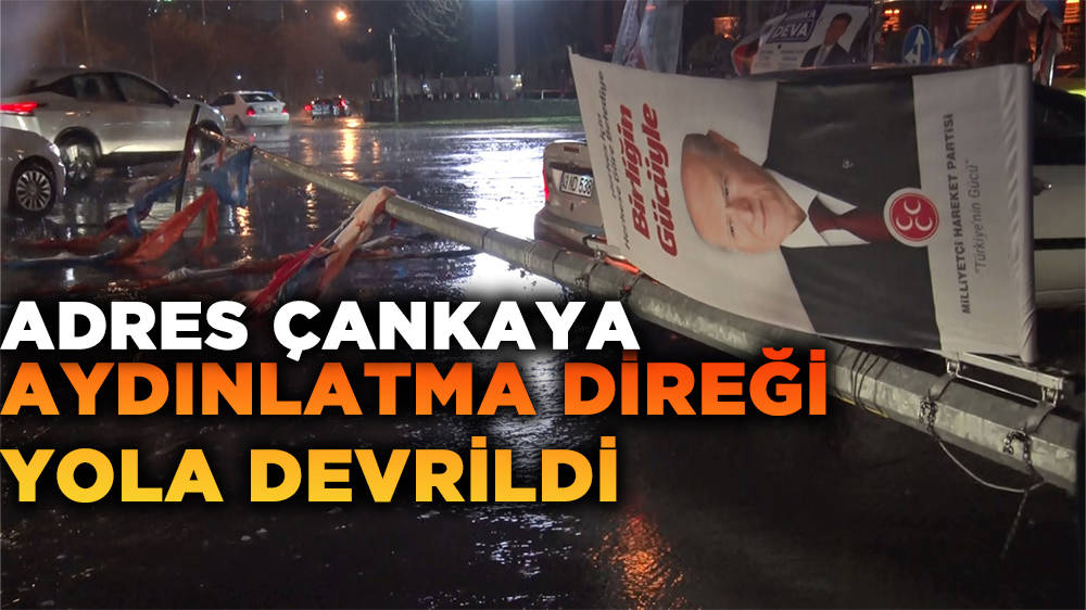 Ankara'da fırtınada aydınlatma direği yola devrildi, 2 araç hasar gördü