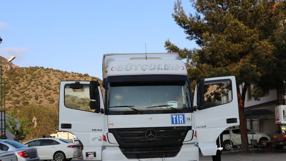 Bakır yüklü TIR'ın dorsesinden 64 kaçak göçmen çıktı