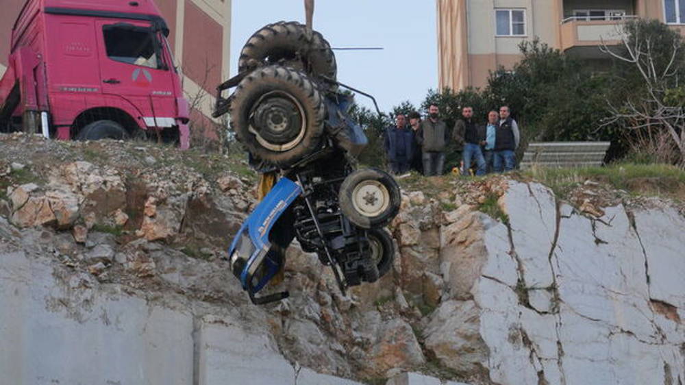 Balıkesir'de devrilen traktörün sürücüsü yaşamını yitirdi