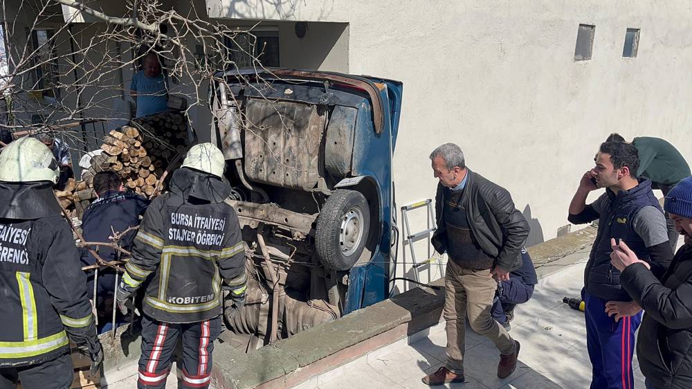 Bina ile istinat duvarı arasına düşen otomobilin sürücüsü kurtarılamadı