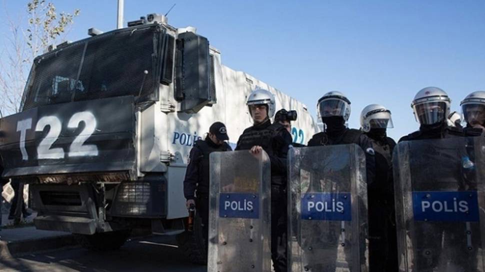 Bitlis'te izinsiz yürüyüş yapmak isteyen gruba polis müdahale etti