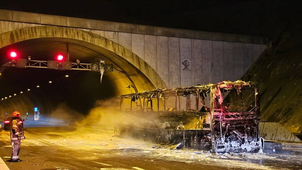 Bursa'da yangın çıkan yolcu otobüsü kullanılamaz hale geldi