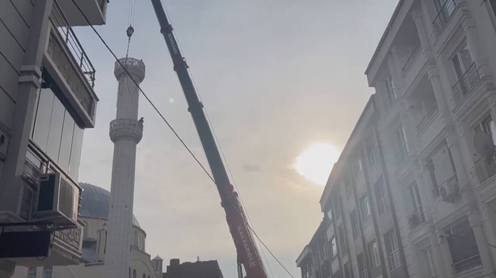 Cami minaresi indirilirken düştü... Olayın adresi İstanbul...