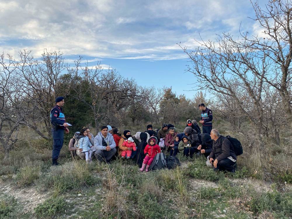 Çanakkale'de kaçak göçmen operasyonu: 75 kaçak göçmen ile 5 organizatör yakalandı