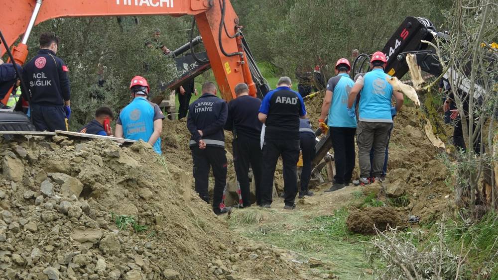 Çanakkale'de toprak kayması: Göçük altında kalan 2 işçiye ulaşılmaya çalışılıyor