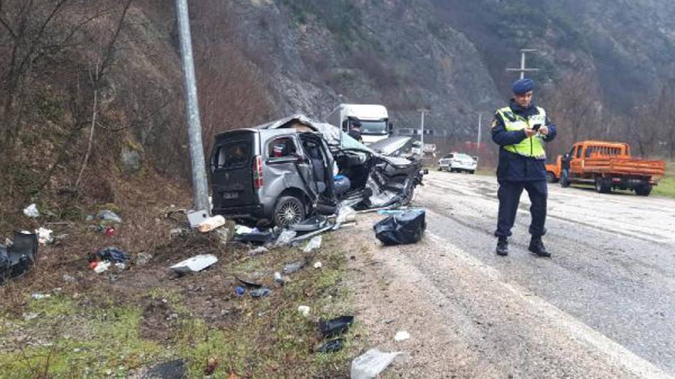 Cenazeye giderken kaza yaptılar: 2 ölü, 3 yaralı