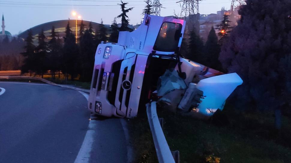 Devrilen tırın sürücüsü ağır yaralandı