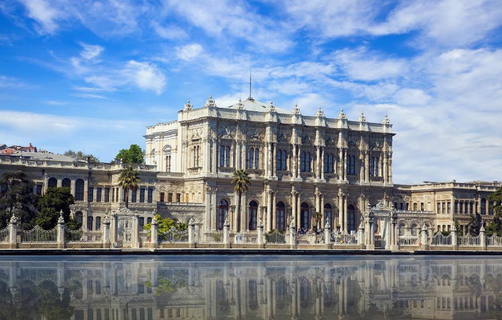 Dolmabahçe Sarayı'nı Kim Yaptı? Dolmabahçe Sarayı'nı Kim Yaptırdı?