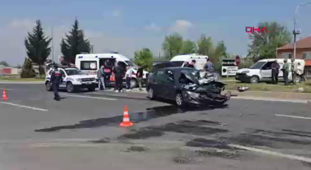 Düzce'de dinlenme tesisi çıkışında kaza: 3 yaralı