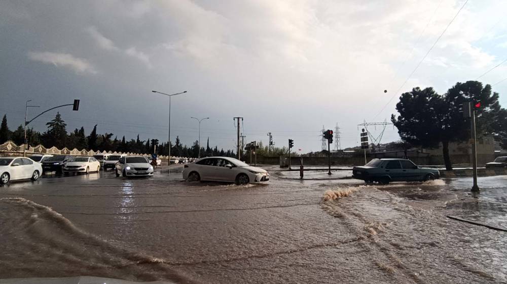 Gaziantep'te sağanak; cadde ve sokaklar suyla doldu