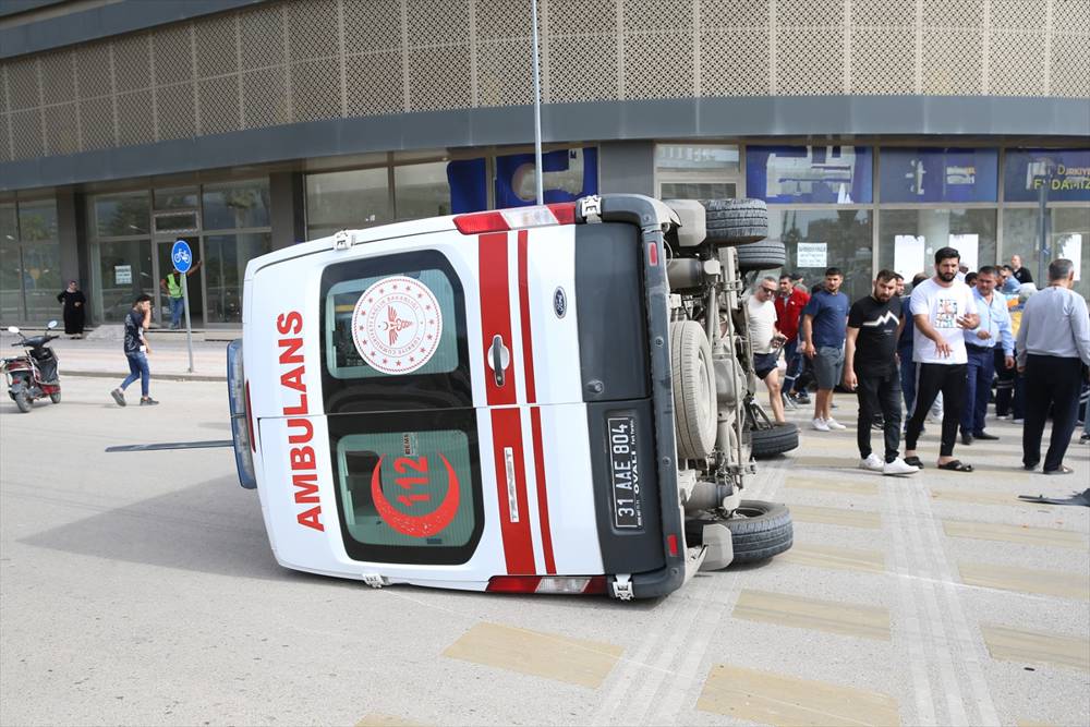 Hafif ticari araç ile ambulans çarpıştı: 2 yaralı