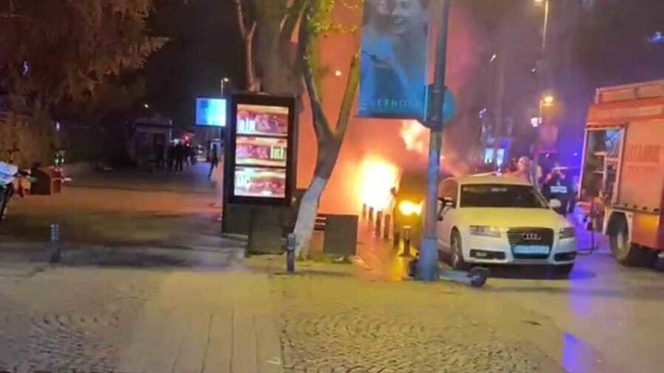 İstanbul Kadıköy'de park halindeki 2 otomobil alevlere teslim oldu